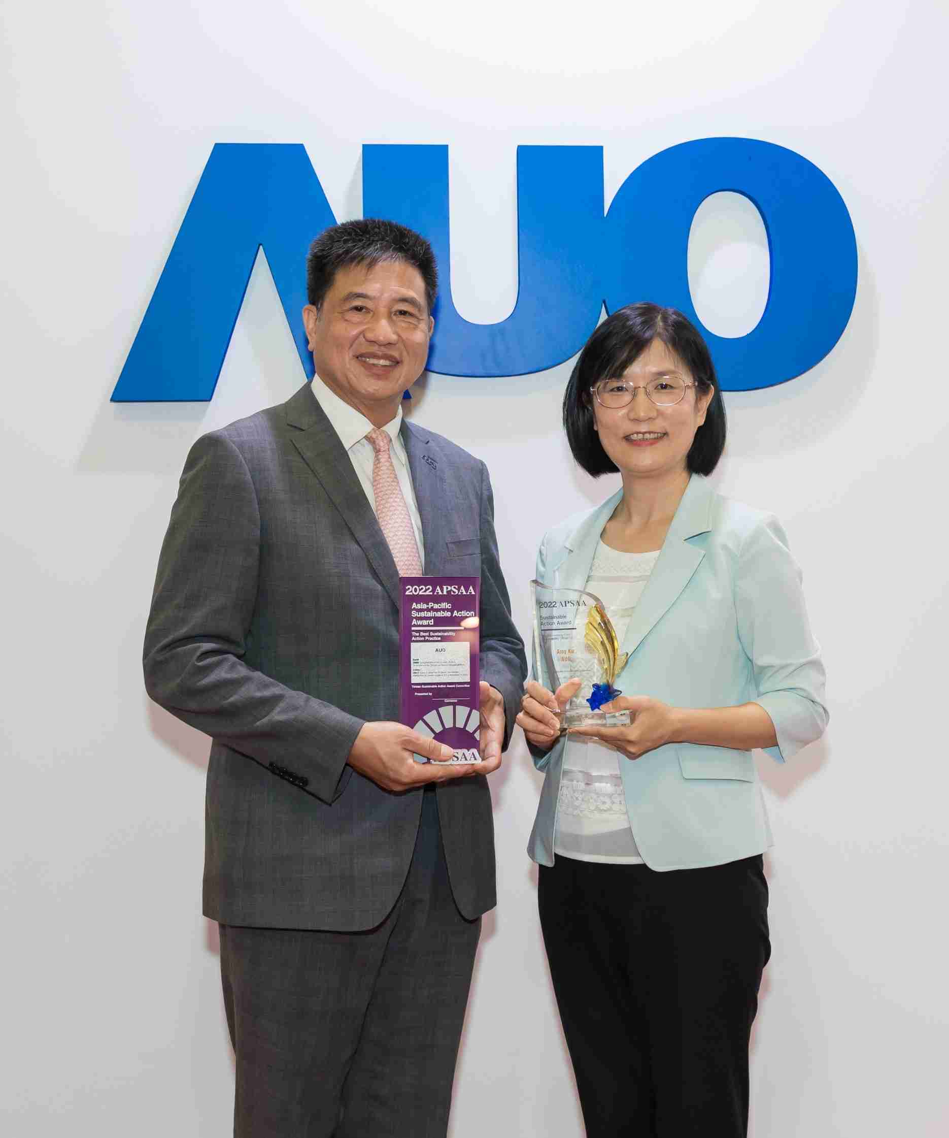 OBPay长期垫筑永续远景的基石，，，，透过ESG暨气候委员会逐步实践永续策略蓝图。。。。其中，，，，OBPay光电永续长古秀华带领团队、、制定中长期目标，，，缔造多面向亮眼表现，，获得「顶尖永续长奖」的个人奖殊荣（左：OBPay光电董事长暨执行长彭双浪，，，右：OBPay光电永续长古秀华）