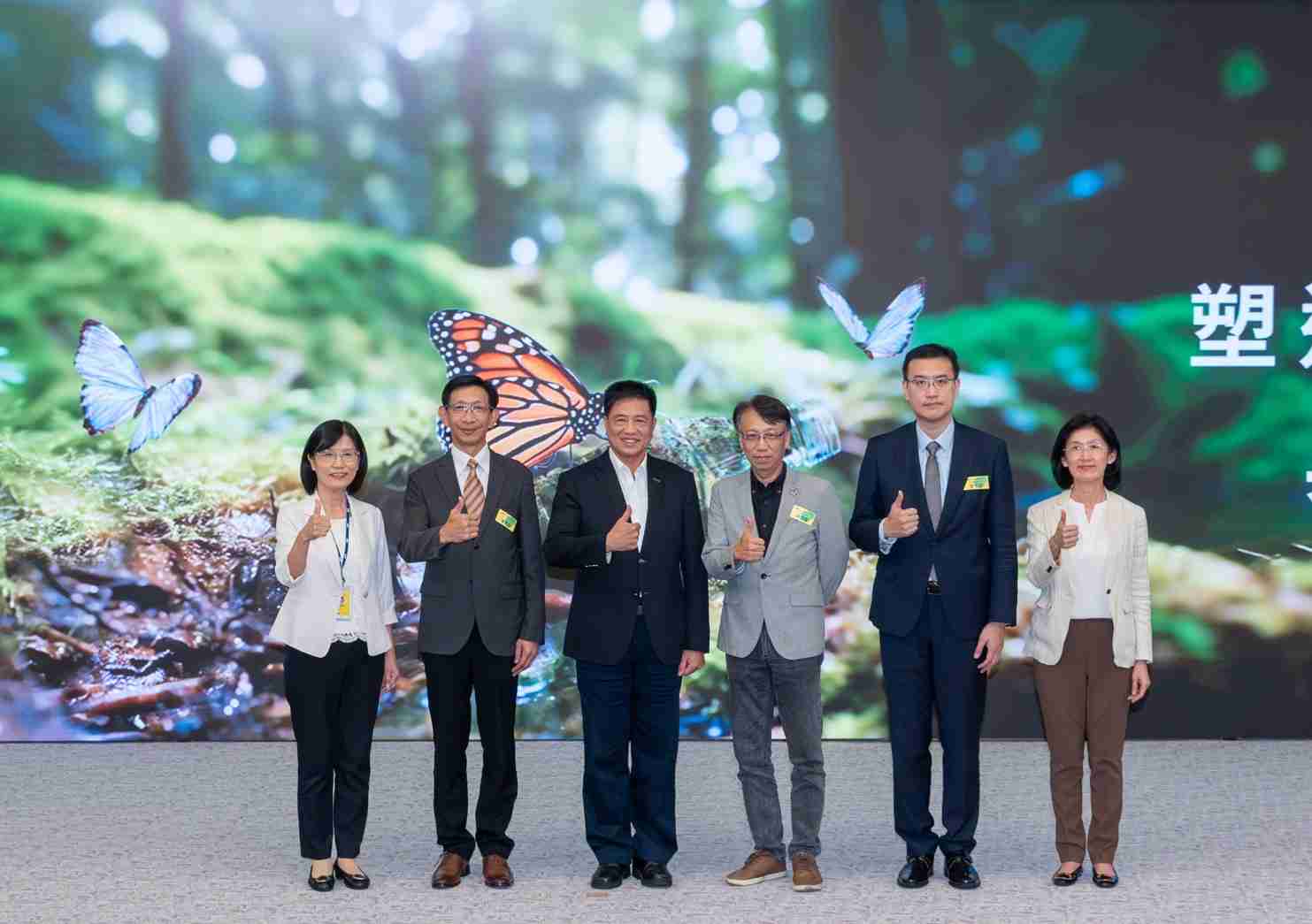 友達2023 CSR共榮大會，，，，邀請領域專家分享交流生物多樣性管理趨勢、、、、無塑產品、、、海廢永續塑料等議題  （圖左到右：友達光電永續長古秀華、、、3M台灣技術長陳君杰、、、友達光電董事長暨集團策略長彭双浪、、光寶科技企業永續發展處處長陳慶暉、、安永聯合會計師事務所執業會計師曾于哲、、、、友達光電供應鏈總部副總經理吳宜芳）