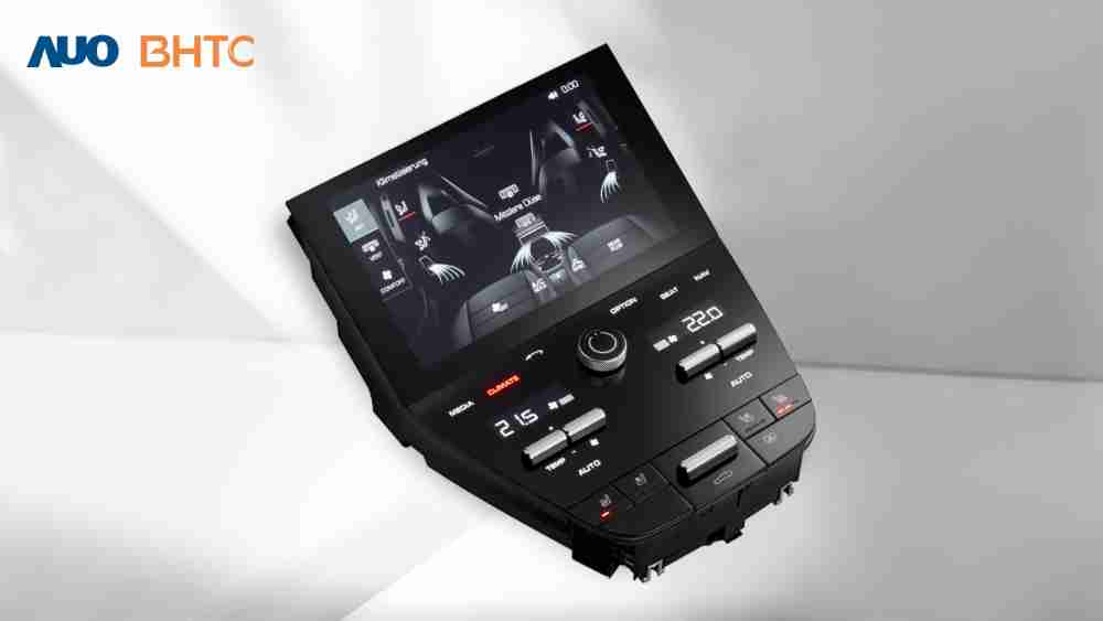 作為友達新生力軍，，，BHTC所展示的中央與後座鞍部的Display HMI產品，，，，可處理多區恆溫控制、、、、顯示畫面，，，，呈現仿真3D車室分區；以力傳感技術精準傳遞觸感，，並結合音量及震動反饋，，，防止意外啟動，，，，提供使用者自然流暢、、、直觀且輕鬆駕馭的舒適介面