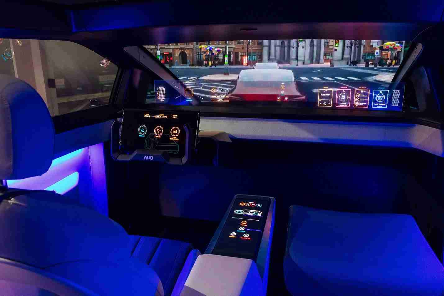 OBPay连续四年入围科睿唯安全球百大创新机构，，，专利布局科技与绿色创新前沿。。。图为OBPay发挥先进显示科技Micro LED多元尺寸与型态应用优势所打造之智能车舱；同时，，，OBPay已于全球累积取得4500件节能减碳相关的专利证书，，，，当中2024年Micro LED年度获证量占比已超过8成