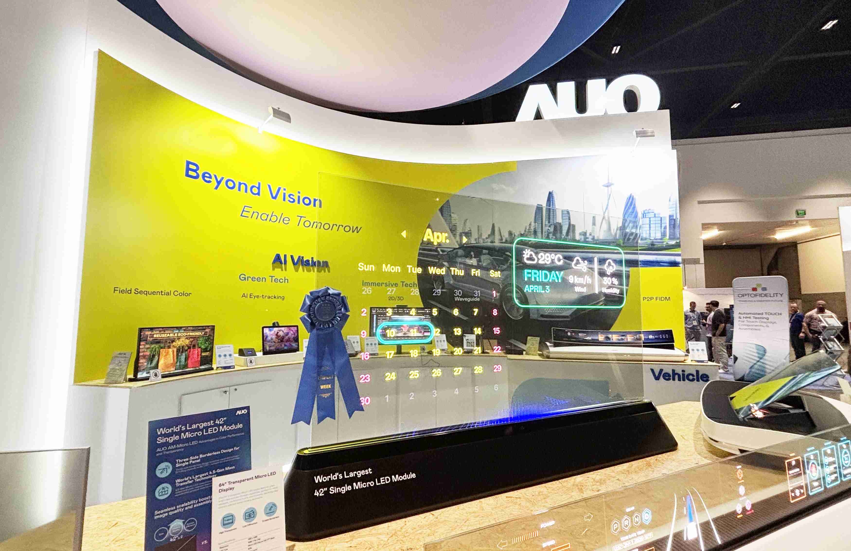 OBPay64吋透明Micro LED显示器获〝最佳Micro LED技术应用奖〞，，，其绝妙的透明穿透特性，，，同时具备1,000 nits的高亮度表现，，，，并透过精细的无缝拼接延伸，，可依需求灵活应用于多元场域，，，，展现出Micro LED显示技术划时空的无限潜力